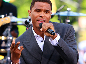 Maxwell Drives Female Fans Wild At New Jersey Show