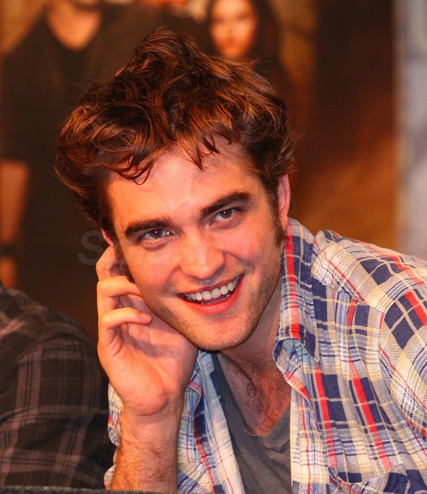 Robert Pattinson Wins Another Poll