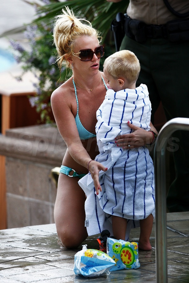 Britney Spears And Her Matching Pop Tot