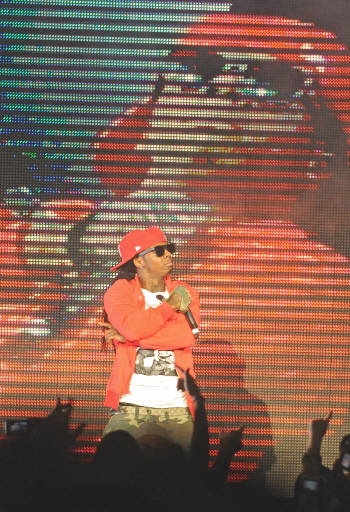 Lil Wayne WOW’s Audience at American Music Concert + Pics