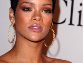 Rihanna Sends Flowers To Taylor Swift