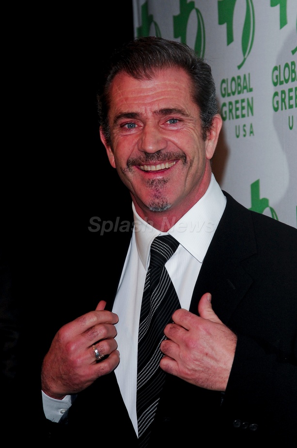 Mel Gibson Sings!