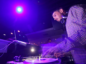 DJ AM’s Turntable Skills Revered By Drama, Just Blaze, More DJs
