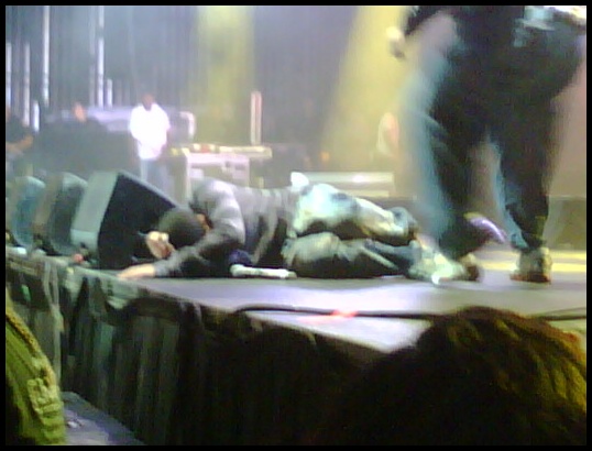 Drake Collapses & Injures Knee