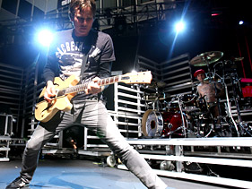 Blink-182 Hold Moment Of Silence For DJ AM During Concert