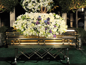 Michael Jackson’s Kids Lay Golden Crown On His Casket At Funeral