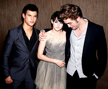 Robsten Looks Adorable, Introduces New Moon Trailer