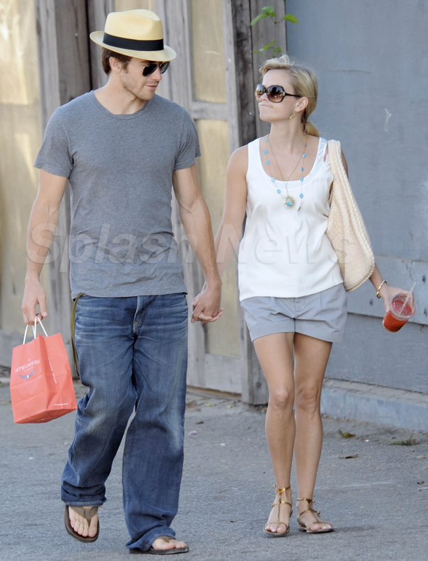 Reese Witherspoon & Jake Gyllenhaal Not Engaged