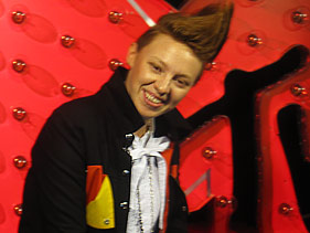 La Roux Don Huge Glasses, Melting Plastic In New Video