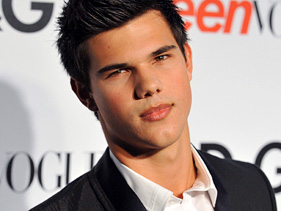 Taylor Swift Hugs Taylor Lautner At Chicago Concert