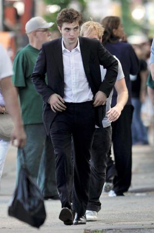Interview with the (Hot!) Vampire: Robert Pattinson on Fame, New Moon and More