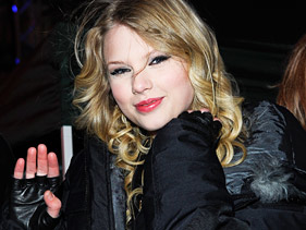 Taylor Swift To Host ‘Saturday Night Live’ In November
