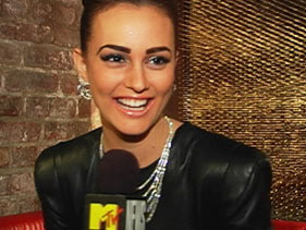 Leighton Meester Seduces Robin Thicke In ‘Somebody To Love’ Video