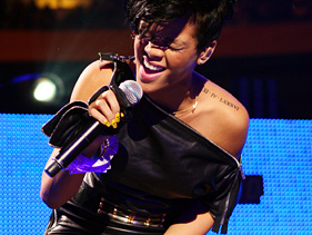 Rihanna To Perform At American Music Awards