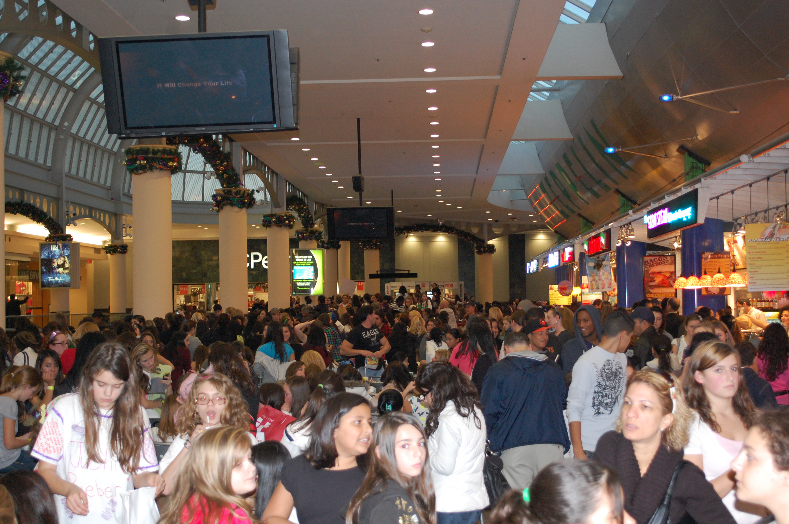 The Long Island Tween Justin Bieber Riot of ‘09: Pandemonium, Arrests, Terror-Tweeting