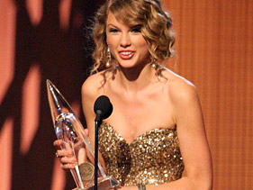 Taylor Swift Dominates CMA Awards