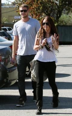 Spotted Strolling: Liam Hemsworth and Miley Cyrus!
