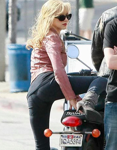 Christina Aguilera Shows Her Ass-ets