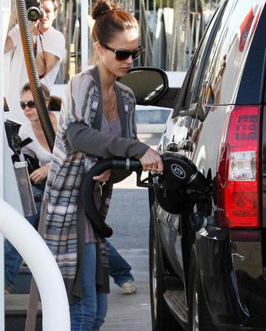 Jessica Alba Pumps It