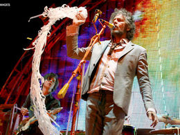Flaming Lips go "Dark Side" for Bonnaroo