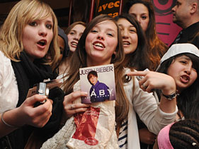 Justin Bieber Fans Cause Police To Shut Down Paris In-Store Appearance