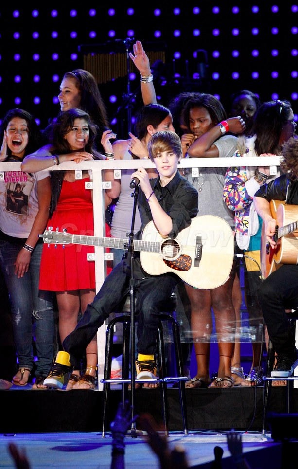 Justin Bieber Drives The Girls Crazy At VH1’s Fan Jam Concert
