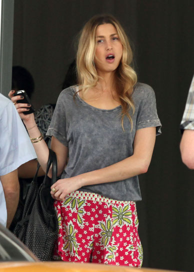 Whitney Port’s Sexy Faces In A Little Skirt