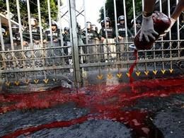 Thailand: protesters throw own blood over government buildings
