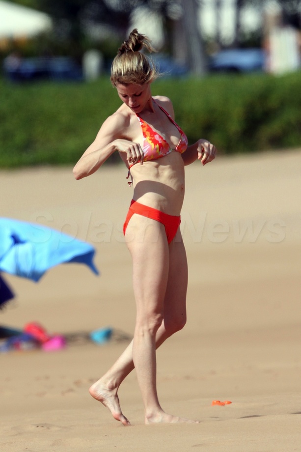 Julie Bowen Checks Her Assets