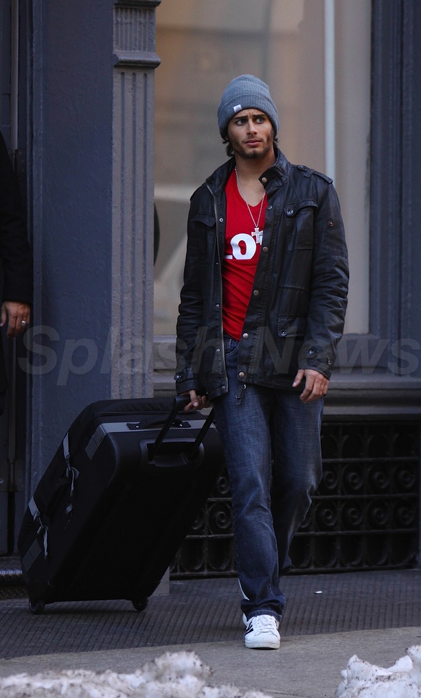 Jesus Luz Picks Up Baggage