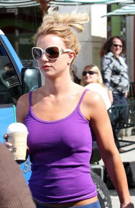 Britney Spears: No Bra, No Problem