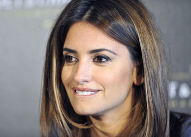 Mmm… Penelope Cruz Bites Her Lip!