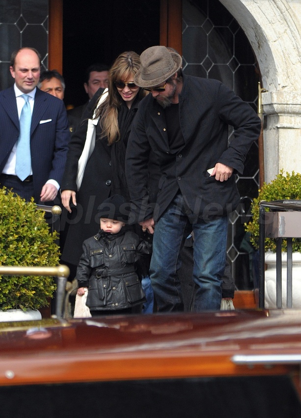 Brad And Angelina Take A Tour With The Twins