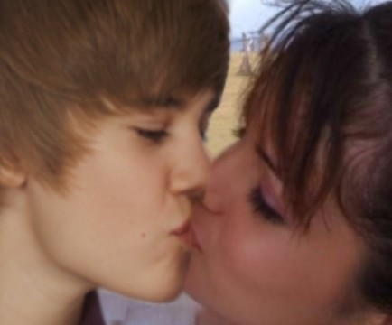 did selena gomez kiss justin bieber